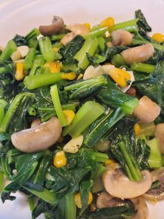 小松菜炒蘑菇與玉米 的食譜成品照片