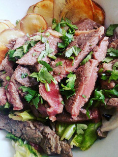 Una foto de Lomito con papas al horno