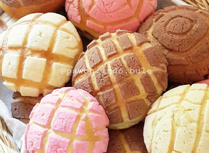 A picture of Conchas/Mexican Sweet Bread.
