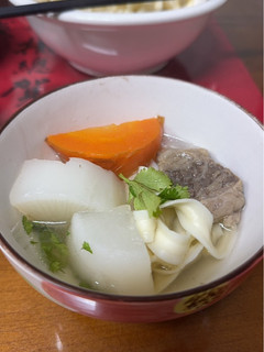 A picture of Clear Beef Soup/Noodles.