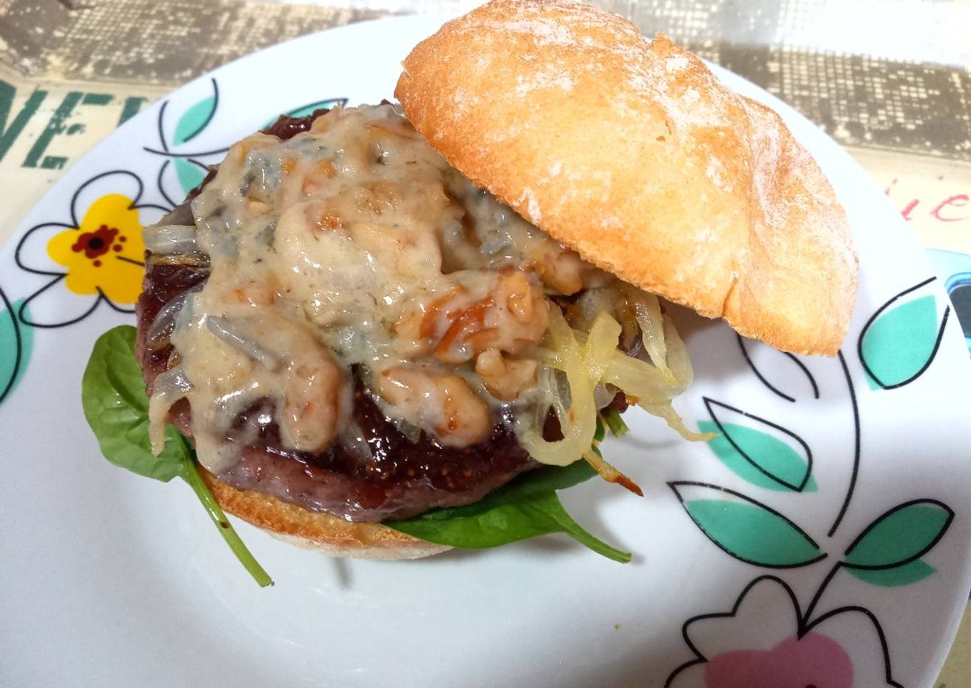Hamburguesa con mermelada de higos, gorgonzola y nueces