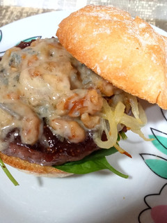 Una foto de Hamburguesa con mermelada de higos, gorgonzola y nueces