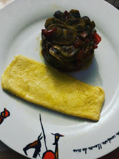 Una foto de Tortilla francesa con timbal de panache de verduras