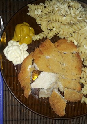 Una foto de Fideo con queso y milanesa de pollo 😊