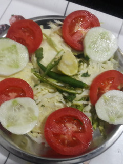 टमाटर, खीरा और पत्ता गोभी सलाद(salad recipe in hindi) रेसिपी मुख्य फोटो