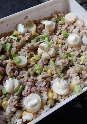 Una foto de Ensaladita de arroz yamaní y atún bien completa🍲🍲