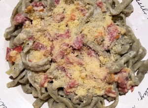 Una foto de Fideos de acelga caseros con salsa de jamón crudo a la crema