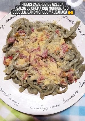 Una foto de Fideos de acelga caseros con salsa de jamón crudo a la crema