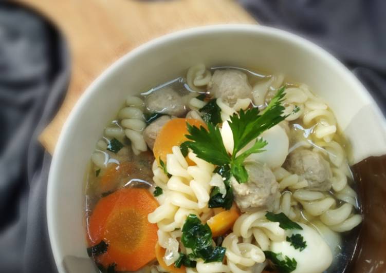 Cara mudah memasak Sup makaroni bakso (menu anak) yang Lezat