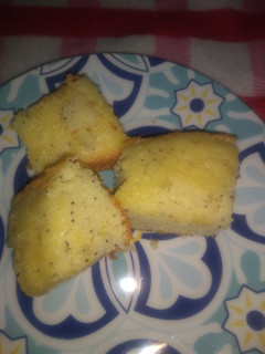 Una foto de Budín de limón y amapolas súper fácil 🍋