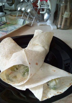Tortilla kelbimbóval, sajttal, sonkával és medvehagymával töltve recept fotója
