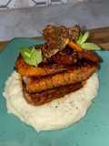 Salmón glaseado con puré de patatas y crujiente de salmón