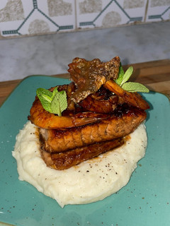 Una foto de Salmón glaseado con puré de patatas y crujiente de salmón
