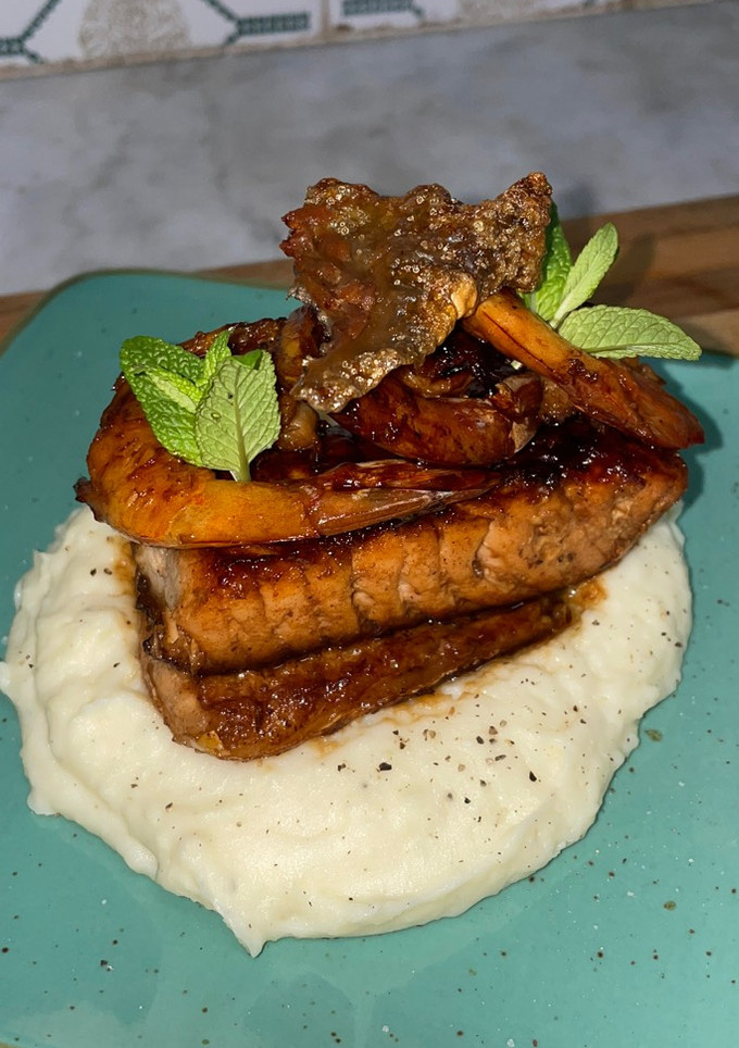 Una foto de Salmón glaseado con puré de patatas y crujiente de salmón