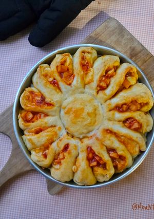 Foto resep Sun Flower Pizza (dengan isian simpel: sosis dan keju)