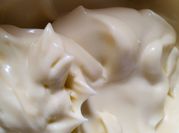 Una foto de mayonesa con aceite de oliva