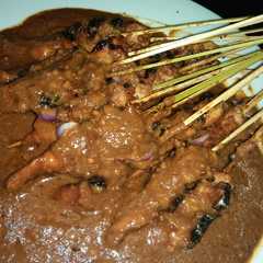 A picture of Sate Ayam/Sapi/Kambing Bumbu Kacang.