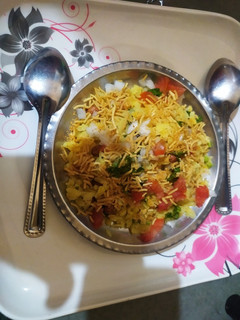 पोहा (poha recipe in Hindi) रेसिपी मुख्य फोटो