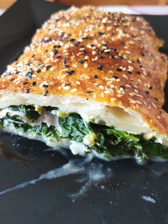 Una foto de Hojaldre de jamón y grelos 🥪🥬🧀