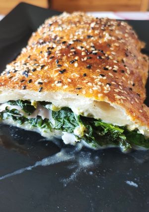 Una foto de Hojaldre de jamón y grelos 🥪🥬🧀