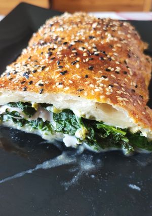 Una foto de Hojaldre de jamón y grelos 🥪🥬🧀