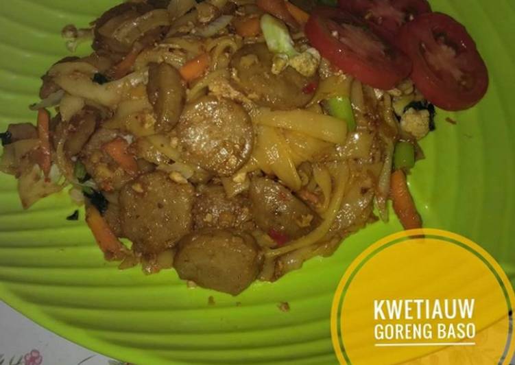 Kwetiauw goreng baso