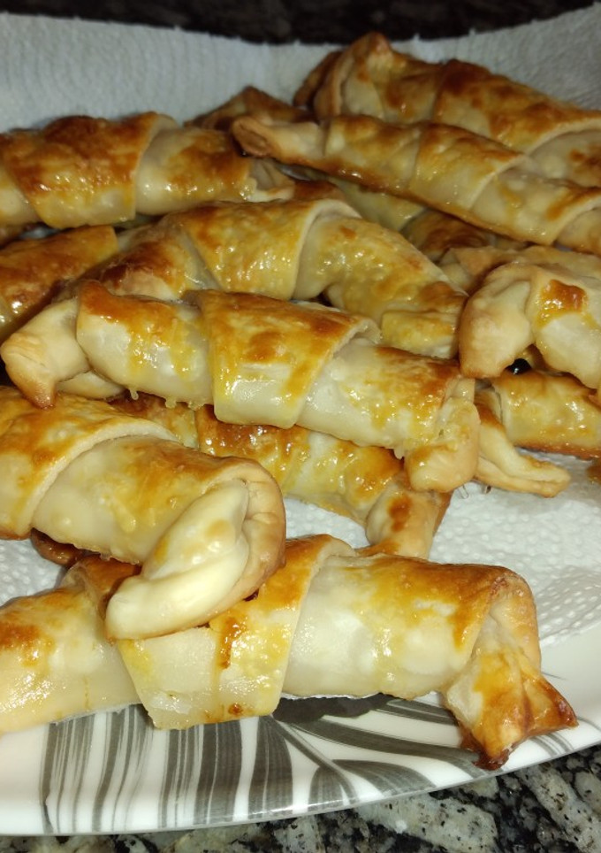 Una foto de Medialunas con tapas de pascualina