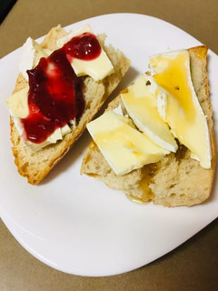 Una foto de Tostas de queso brie con mermelada de frambuesa y miel