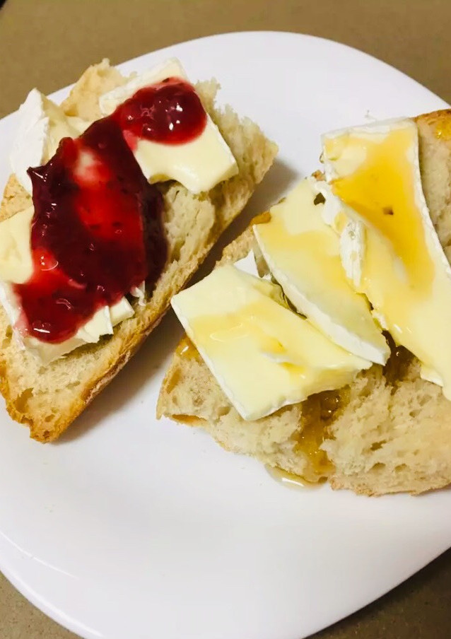 Una foto de Tostas de queso brie con mermelada de frambuesa y miel