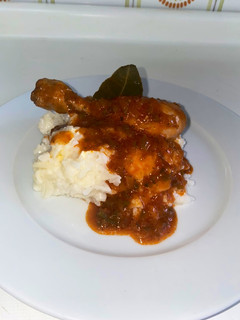 Una foto de Arroz blanco con queso y salsa de pollito 🤩😋