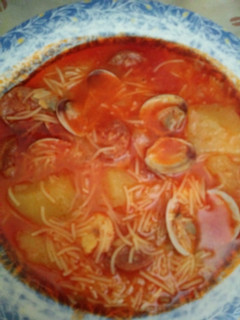 Una foto de Sopa de gambas y chirlas