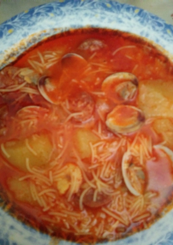 Una foto de Sopa de gambas y chirlas