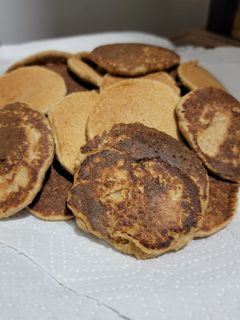 Una foto de Pancackes avena, banano y canela en 3 pasos