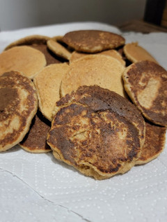 Una foto de Pancackes avena, banano y canela en 3 pasos
