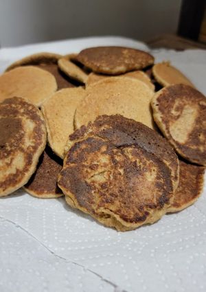 Una foto de Pancackes avena, banano y canela en 3 pasos