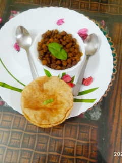 चने और पूड़ी का भोग (chane aur poori ka bhog recipe in Hindi) रेसिपी मुख्य फोटो