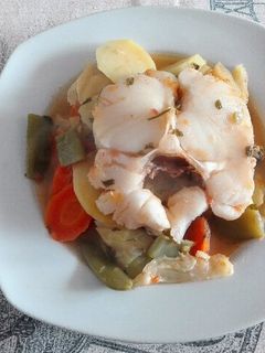 Una foto de Merluza con verduras
