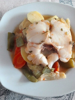 Una foto de Merluza con verduras