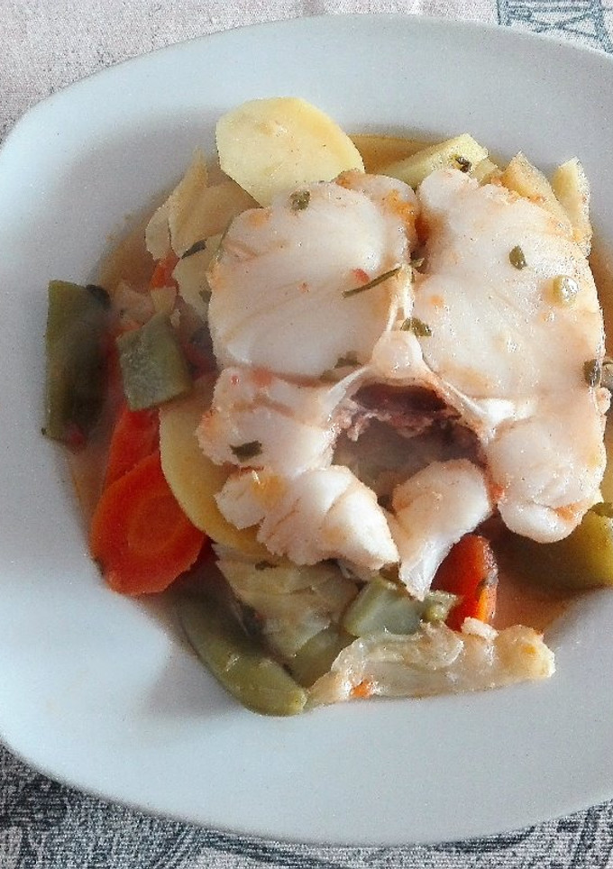 Una foto de Merluza con verduras