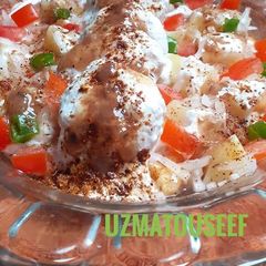 A picture of Chana chaat dahi ballay.