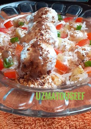 A picture of Chana chaat dahi ballay.