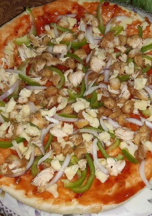 A picture of Chicken Cheese Tikka Pizza.