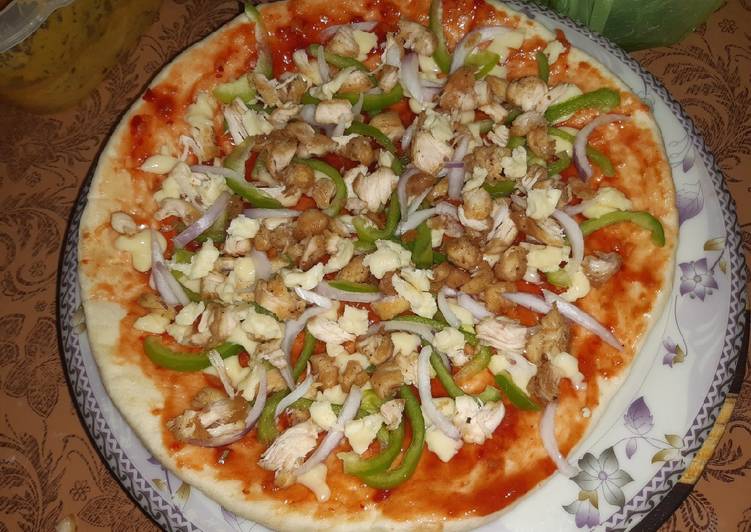 Simple Way to Prepare Speedy Chicken Cheese Tikka Pizza