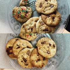 A picture of Choco chip cookies.