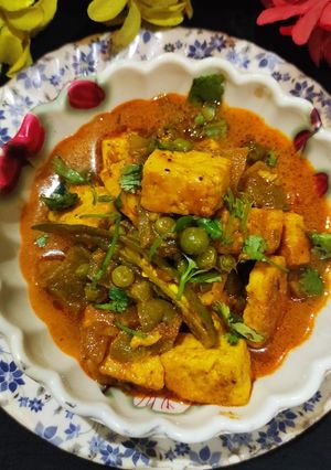 A picture of Green Peas and Paneer Curry.