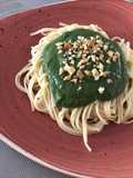 Tallarines con salsa verde nutritiva y deliciosa