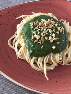 Una foto de Tallarines con salsa verde nutritiva y deliciosa