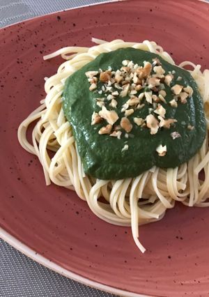Una foto de Tallarines con salsa verde nutritiva y deliciosa