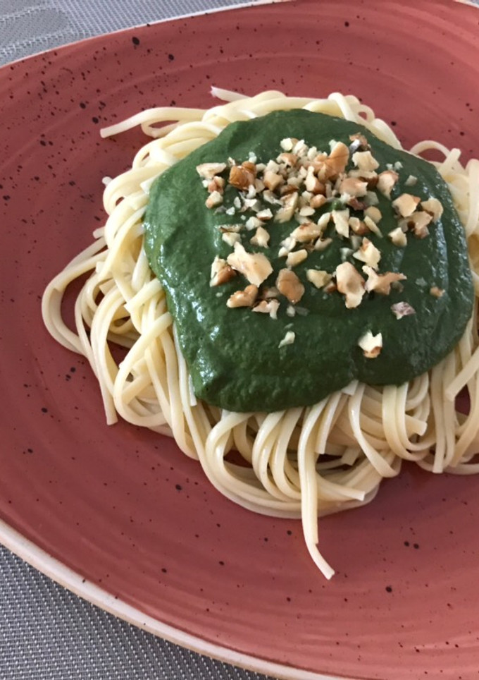 Una foto de Tallarines con salsa verde nutritiva y deliciosa