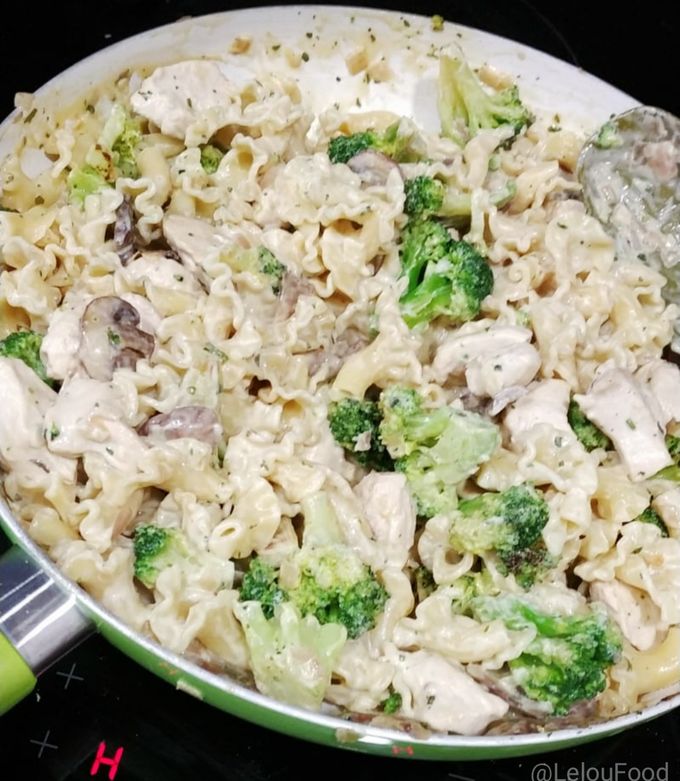 Une photo de Pâtes au broccoli champignons et poulet